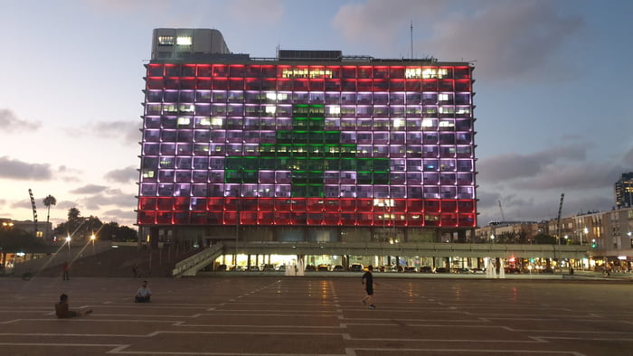 Israel: Lebanese flag in solidarity
