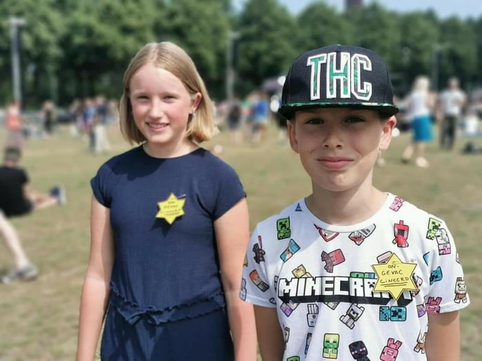Kids wearing Jewish stars from WWII. The parents made them wear it for demonstrating against Corona rules in The Hague. Please take them away from their parents ... please