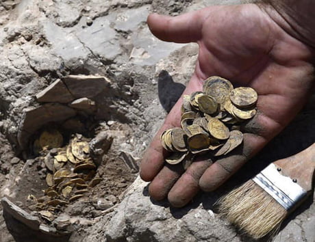 Teens in Israel find hundreds of 1,100 year old gold coins